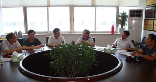 纽约国际官网袁洪志书记、吴光林院长与江苏常诚建筑咨询监理有限责任公司董事长王建国校友进行亲切交谈