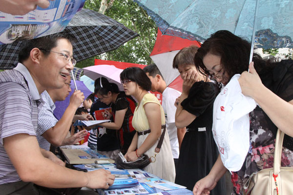 考生家长咨询报考纽约国际官网相关信息