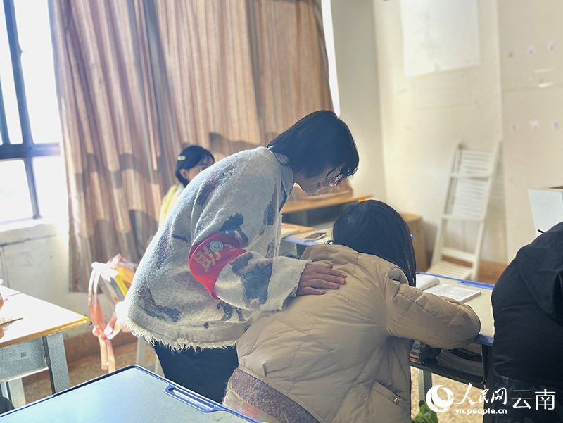 1课堂上，李茜茜（左）安抚学生的情绪。人民网-尹馨摄