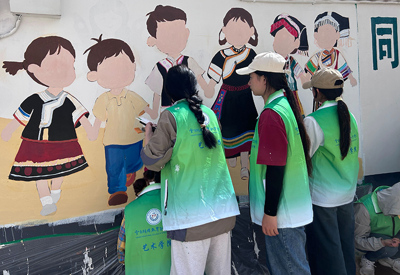 2025年暑假，无声墙绘志愿服务队在昆明禄劝开展活动。BEAT365英国官网供图