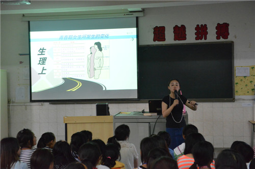 图为徐老师在为学生讲解(一）