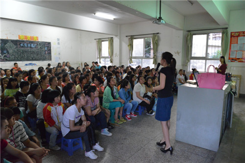 图为徐老师在为学生讲解（二）