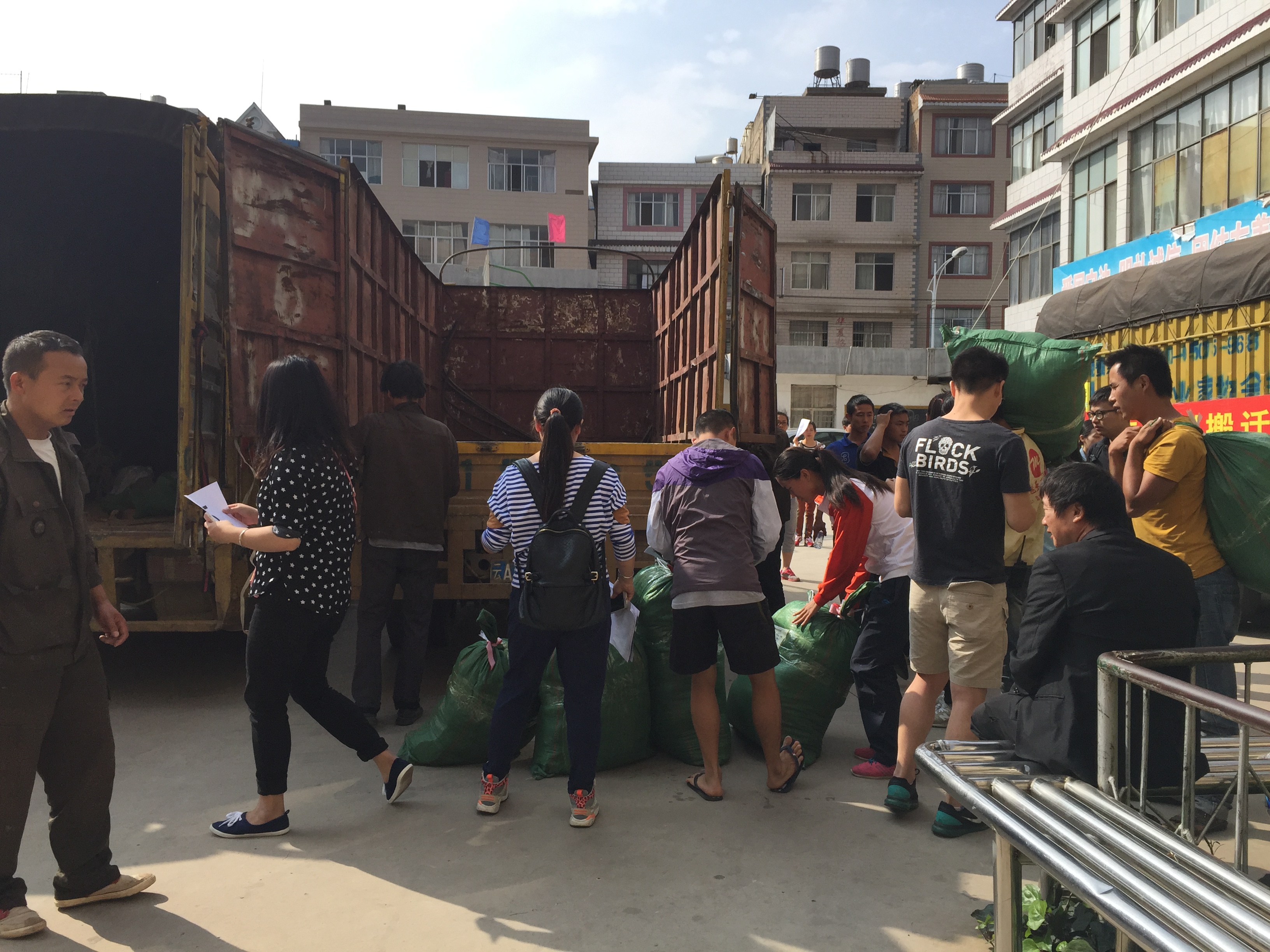 图为装载学生物品的第一辆车