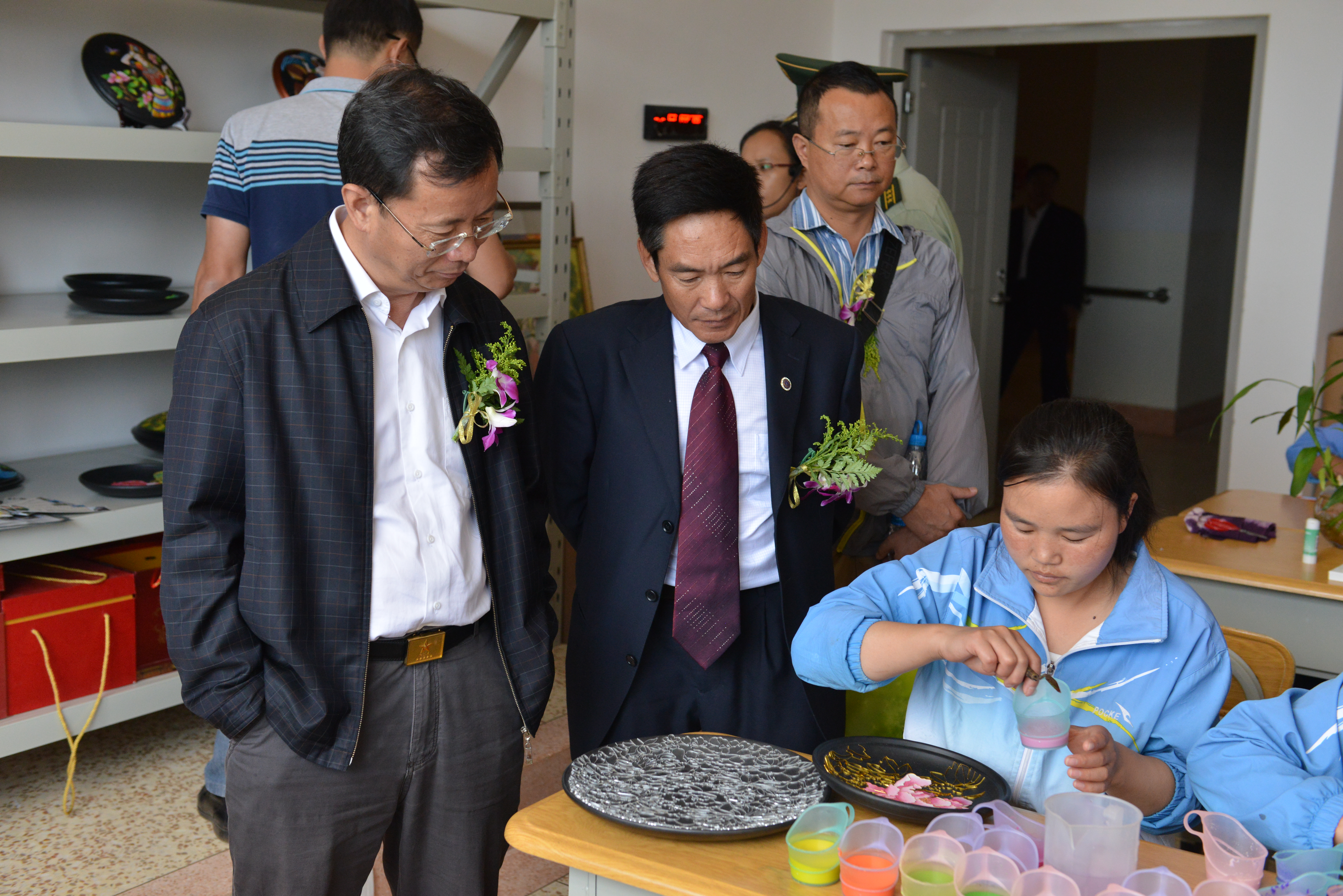 图为各位领导参观新校区工艺美术专业教室